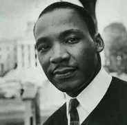 Marin Luther King Necesitamos líderes que no estén enamorados del dinero...